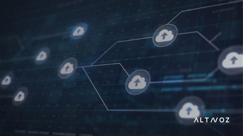 Especialista en marketing SaaS analizando métricas de costo por lead y calidad de prospectos en un dashboard.